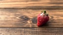 Lebensmittel mit Schimmel – im Foto: eine verdorbene Erdbeere