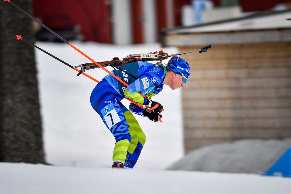 sportliche Leistung ohne Publikum: Eine Biathletin auf Skiern