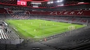 Fußballspiel vor leeren Rängen