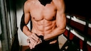 Mann mit Sixpack