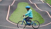 Ein Kind fährt mit einem Fahrrad auf dem Pumptrack