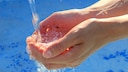 Palm Cooling: Hände unter Wasser