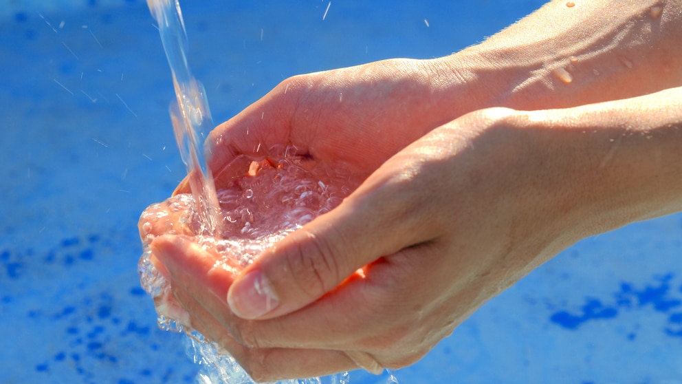 Palm Cooling: Hände unter Wasser