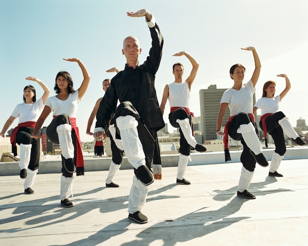 Tai Chi Bauchfett: Eine Gruppe trainiert Tai Chi