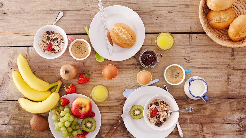 Ein Frühstücksangebot mit Bananen Ei, Saft und mehr