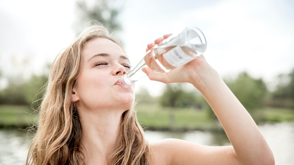 Frau trinkt: Ausreichend Wasser ist wichtig für die Haut