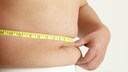 Mann kneift sich in Fett am Bauch