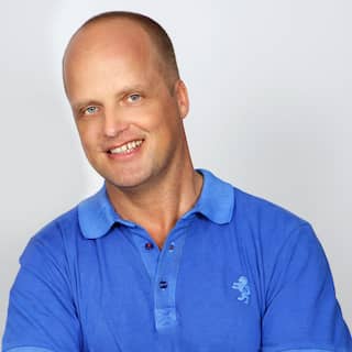 J&ouml;rn Giersberg ist Diplom-Sportwissenschaftler und arbeitet seit 1996 als Personal Trainer. Er trainiert Prominente wie Frauke Ludowig, Milos Vukovic oder Barbara Eligmann