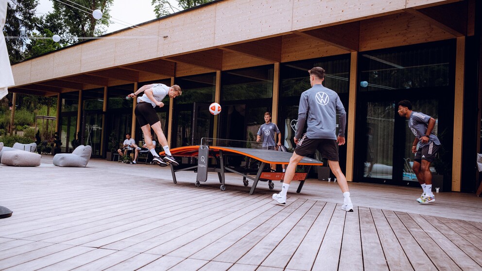 Die deutsche Nationalmannschaft verbringt die Zeit zwischen den EM-Spielen gerne mal mit anderen Ballsportarten als Fußball. Auch Teqball ist ganz vorne mit dabei.  