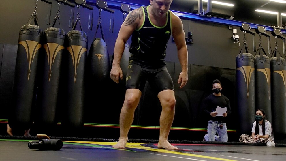 Cassiano Rodrigues Laureano beim Burpee-Weltrekord in einer Sporthalle