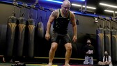 Cassiano Rodrigues Laureano beim Burpee-Weltrekord in einer Sporthalle