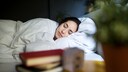 Eine Frau liegt im Bett und schläft