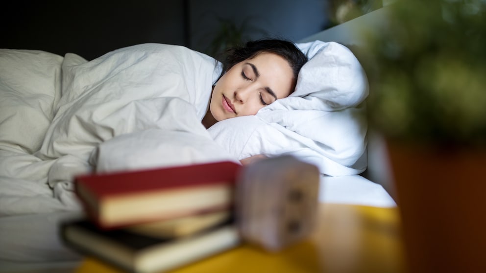 Eine Frau liegt im Bett und schläft