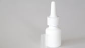 Nasentropfen gegen Meningitis: Ein Behältnis mit Nasenspray