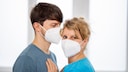 Ein Paar mit FFP2-Masken