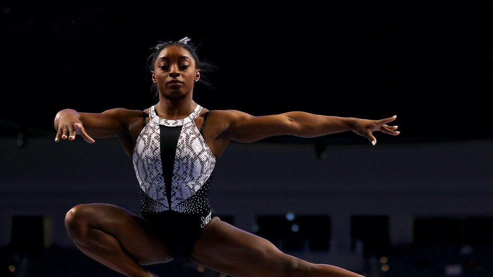 Simone Biles macht eine Turnübung auf dem Schwebebalken