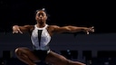 Simone Biles macht eine Turnübung auf dem Schwebebalken