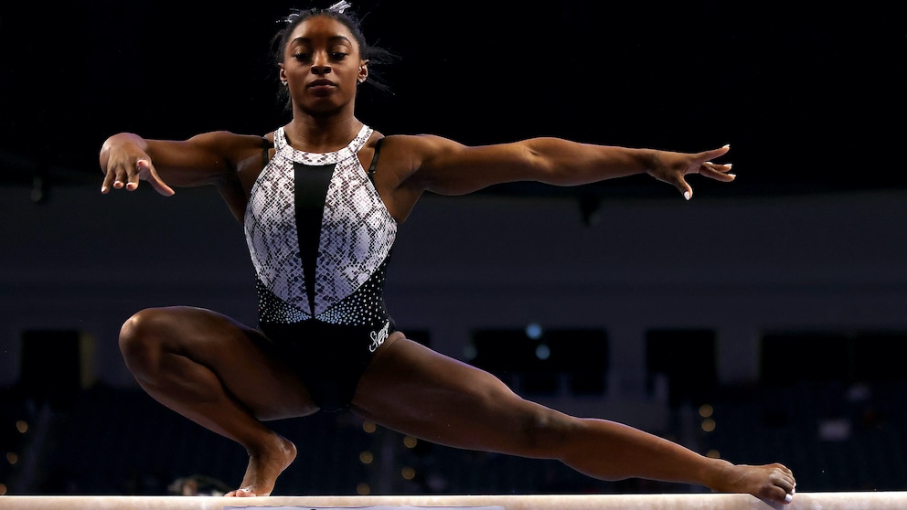 Simone Biles macht eine Turnübung auf dem Schwebebalken