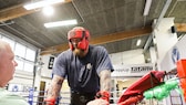 Hafthor Björnsson mit Kopfschutz im Boxring