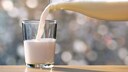 Milch wird eingeschüttet.