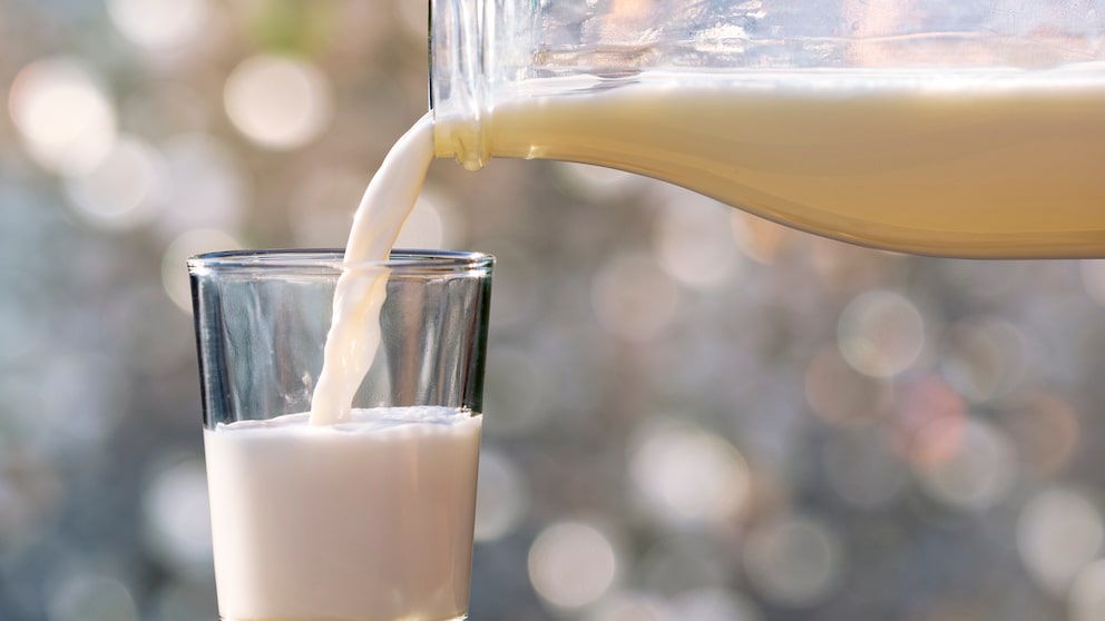 Milch wird eingeschüttet.