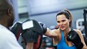 Junge Frau im blauen Top boxt
