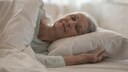 &Auml;lterer Frau im Bett
