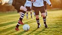 Fu&szlig;ballerinnen beim Spiel auf dem Fu&szlig;ballrasen