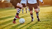 Fußballerinnen beim Spiel auf dem Fußballrasen