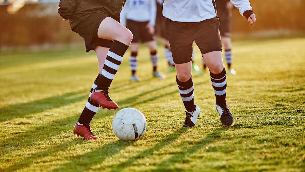 Fußballerinnen beim Spiel auf dem Fußballrasen