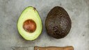 Die Avocado ist inzwischen in jedem gesundheitsbewussten Ernährungsplan zu finden. Doch meistens wird nur das Avocadofleisch gegessen. Darauf, den Kern als Lebensmittel zu verwerten, kommen die wenigsten.