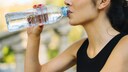 Frau trinkt aus Wasserflasche