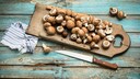 Braune Champignons auf einem Schneidebrett