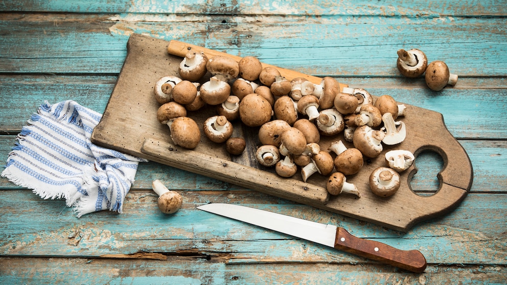 Braune Champignons auf einem Schneidebrett