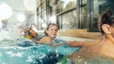 Kinder im Schwimmbecken