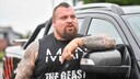 Eddie Hall lehnt an einem Auto
