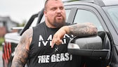 Eddie Hall lehnt an einem Auto