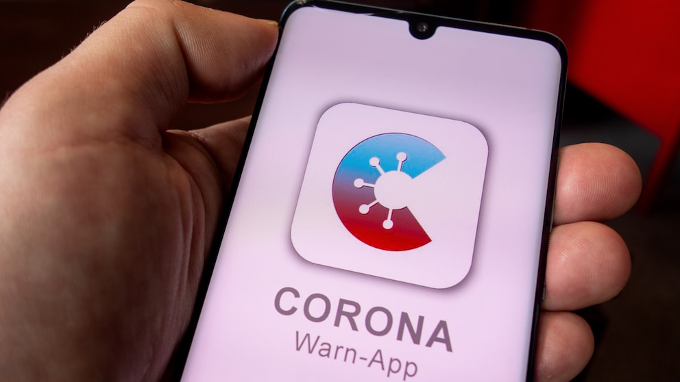 Smartphone mit geöffneter Corona-Warn-App