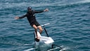 Foilbiking: Ein Mann auf einem Bike auf dem Wasser