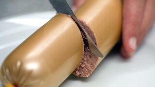 Eine Frau schneidet Leberwurst