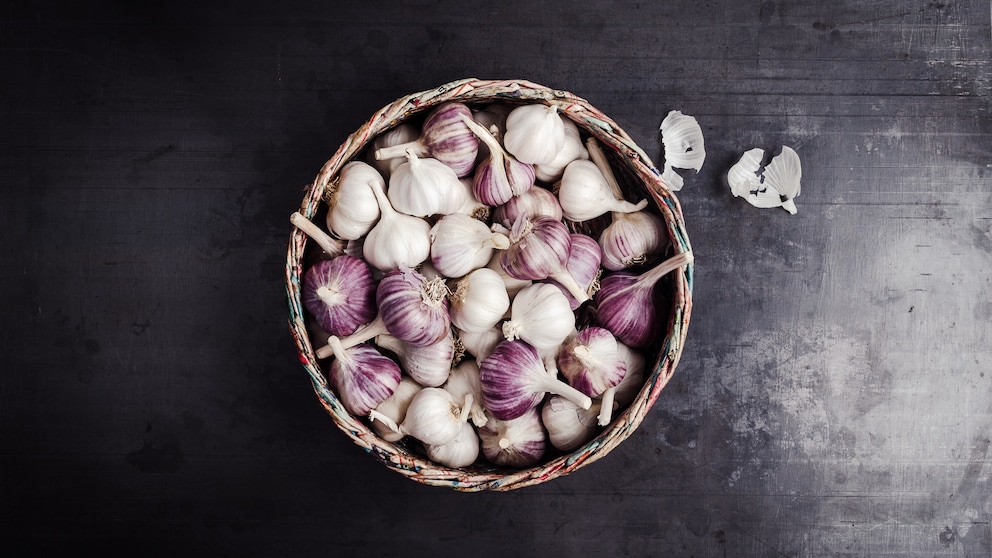 Korb mit Knoblauch