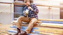 Ein junger Mann ist einen Salat