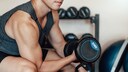 Selbsttest für die Muskeln: Mann beim Training mit Gewichten
