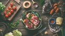 Eine Sch&uuml;ssel mit rotem Fleisch und Gem&uuml;se