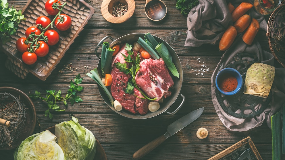 Eine Schüssel mit rotem Fleisch und Gemüse