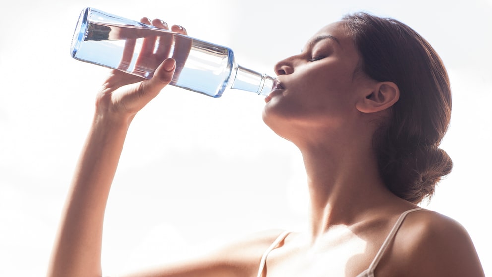 Hilft Wasser beim Abnehmen? FITBOOK hat bei zwei Experten nachgefragt