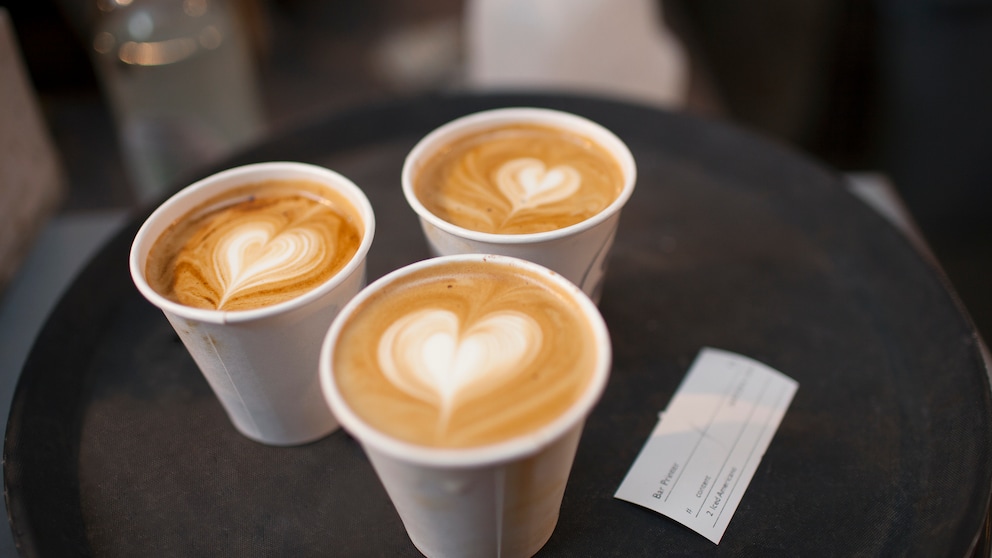 Drei Kaffeebecher mit Herzschaum