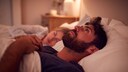 Mond und Schlaf: Mann und Frau liegen im Bett