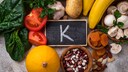 Obst und Gemüse, das Kalium enthält auf einem Tisch und in der Mitte ein „K“