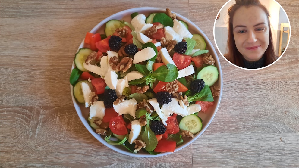 Gemischter Salat mit Brombeeren und Nüssen